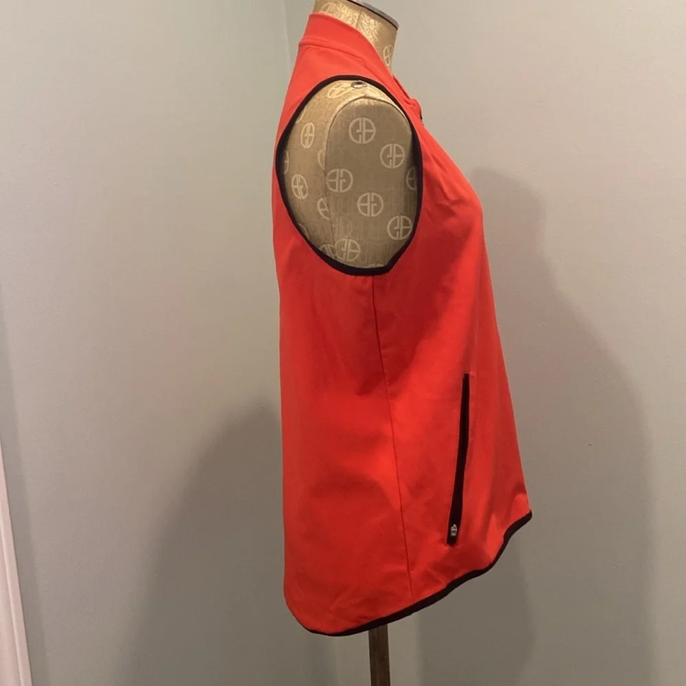 The lightweight Nike Composite Full-Zip Women's Golf Vest size M